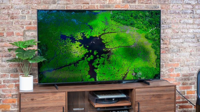 Samsung AU8000 LED TV Review: Outshone in its class - Reviewed