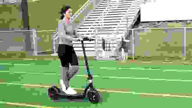 女子骑电动滑板车