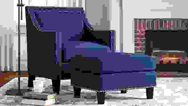 蓝色簇绒扶手椅与奥斯曼在客厅。