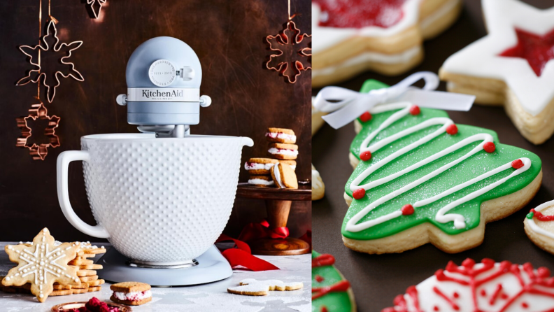 左边是蓝色的KitchenAid立式搅拌机。右边是一个圣诞树形状的糖饼干