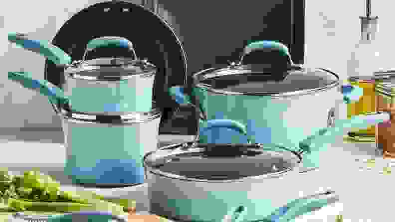 淡蓝色的雷切尔炊具放在厨房台面上，旁边是菜板上的芹菜。