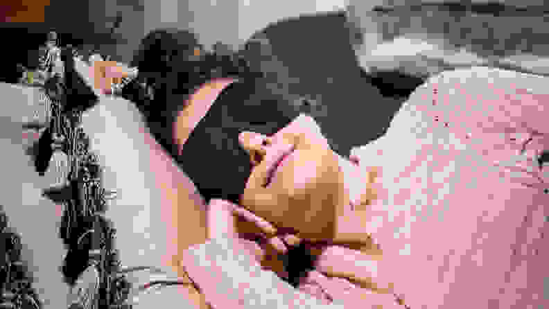 Woman sleeping with a Nidra Eye Mask on her face