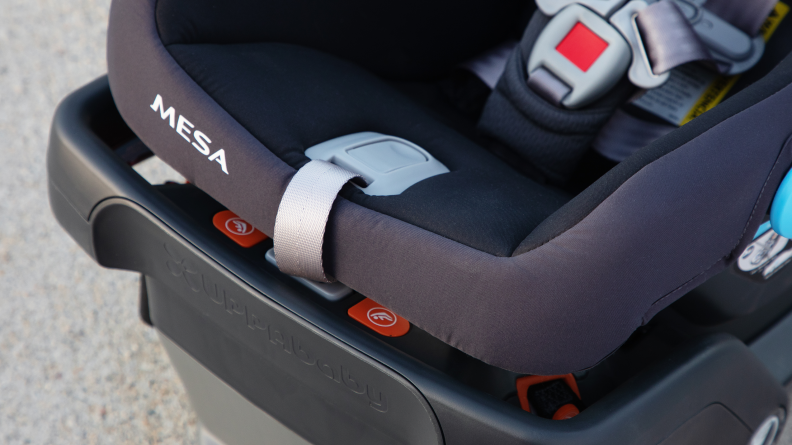 A close up of the seat belt fastener on the UppaBaby Mesa V2
