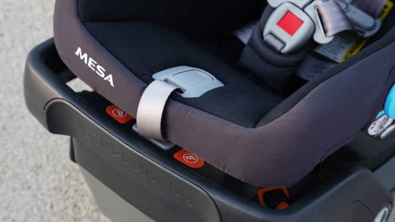 A close up of the seat belt fastener on the Uppababy Mesa V2