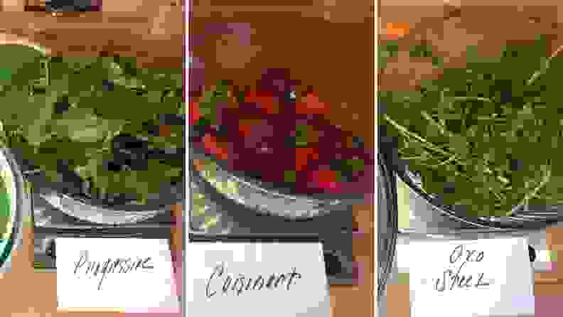 三个沙拉旋转碗在数字称上称重。第一道菜是蔬菜沙拉，第二道菜是草莓，第三道菜是香草。