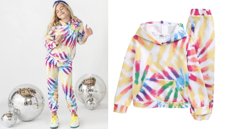 在左边，一个十几岁的女孩穿着五颜六色的扎染慢跑服，紧挨着迪斯科舞会。右边是多色扎染慢跑套装的产品照片。