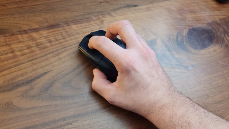 A man using a mouse with a claw grip