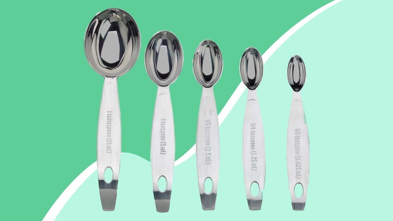 Cusipro measuring spoons on a green background.
