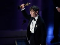 Cillian Murphy holding up an Oscar.