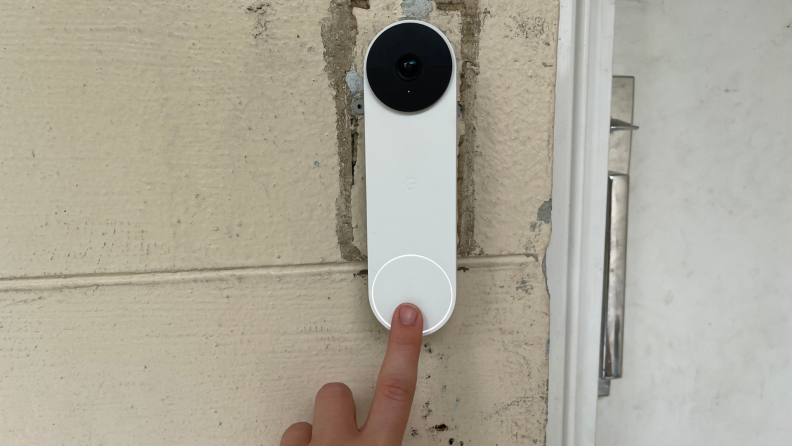 Someone rings the Nest Doorbell (battery).