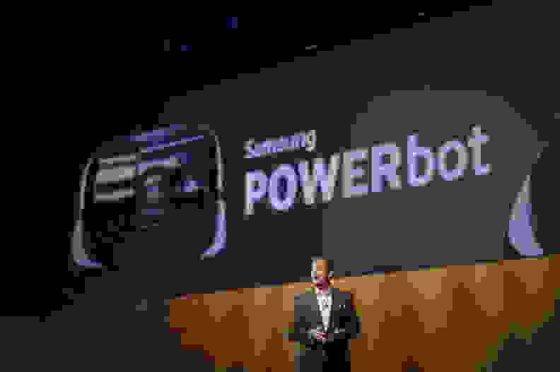 三星电子美国公司高级副总裁John Herrington在2015年CES新闻发布会上展示了Powerbot