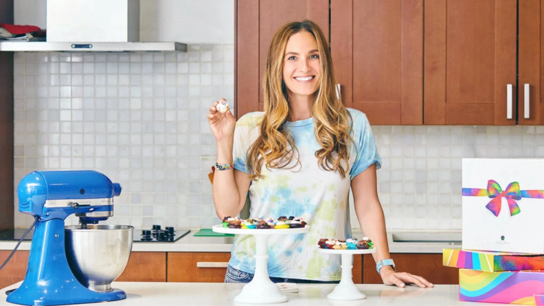 Melissa holding cupcakes