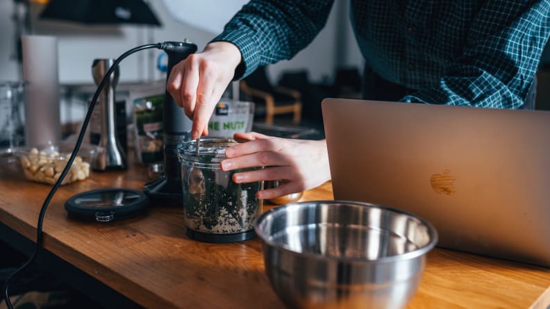 Hacer pesto con una batidora de mano