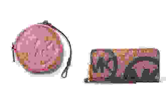 在左边，桃色的硬币拉链钱包。在右边，棕色和棕色的长方形拉链钱包