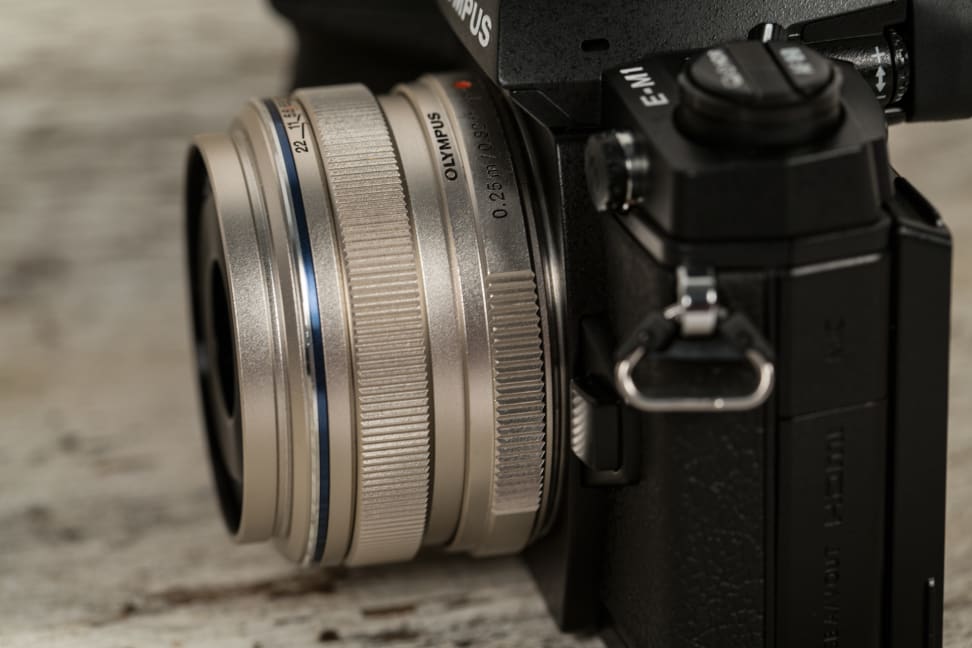 olympus-17mm-review-design-camera-angle.jpg