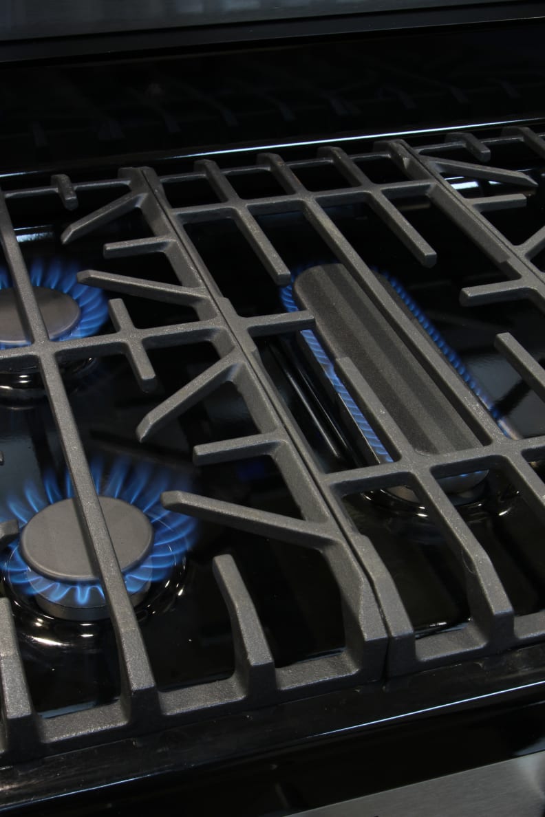 The FPGF3077QF has one solid burner for boiling.