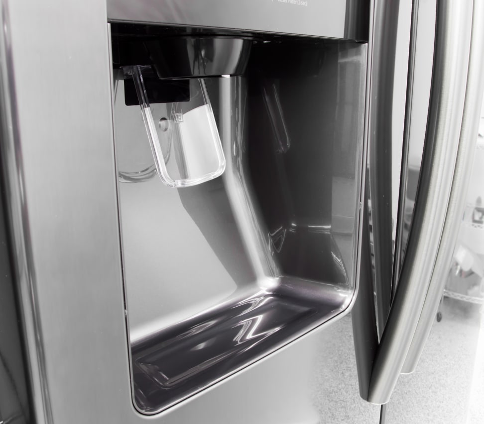 Samsung-RS25J500DSG-water-dispenser