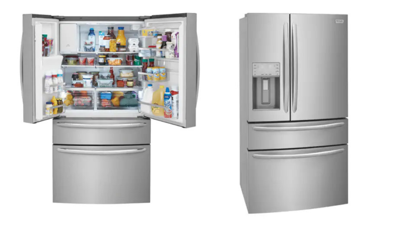 两个相同的银色冰箱的图像，一个门开着，物品和另一个关闭。