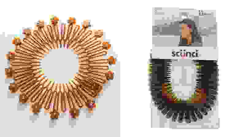 左边：一个浅棕色的梳子头带，爪子末端有花。右图：白色背景下包装中的棕色Scunci头带。