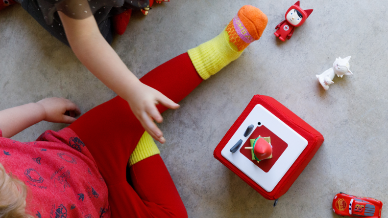 Children play with a Toniebox.