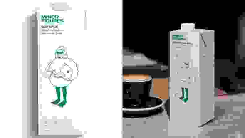 左：在白色背景上剪裁了一箱燕麦牛奶。右：一箱有机燕麦牛奶坐在黑色杯子拿铁咖啡旁边的柜台上。