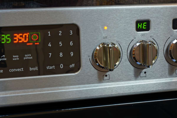 The burner controls are housed on the backsplash.