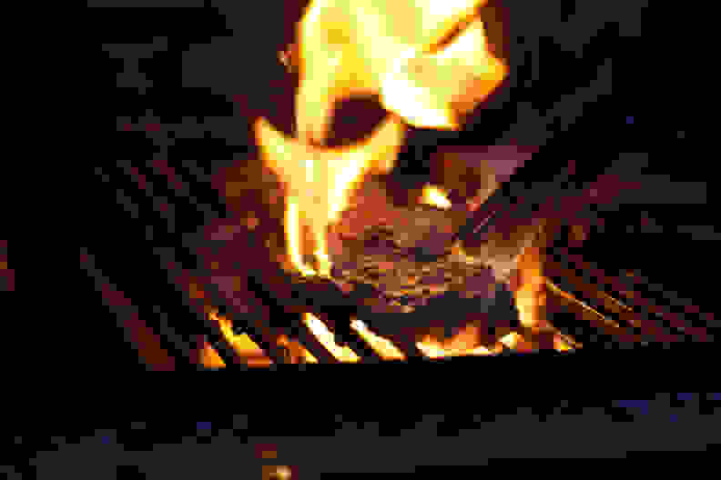 烤架上的火焰突然燃烧起来