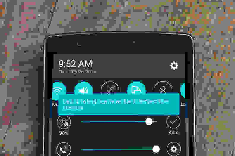 A photograph of the LG G Flex 2's heat throttling notification.