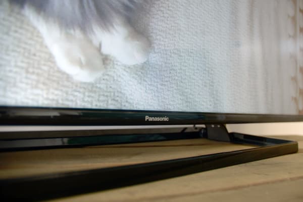 The Panasonic AS530U's stand is made of cheap plastic, but the shape is minimal and pleasing to the eye.