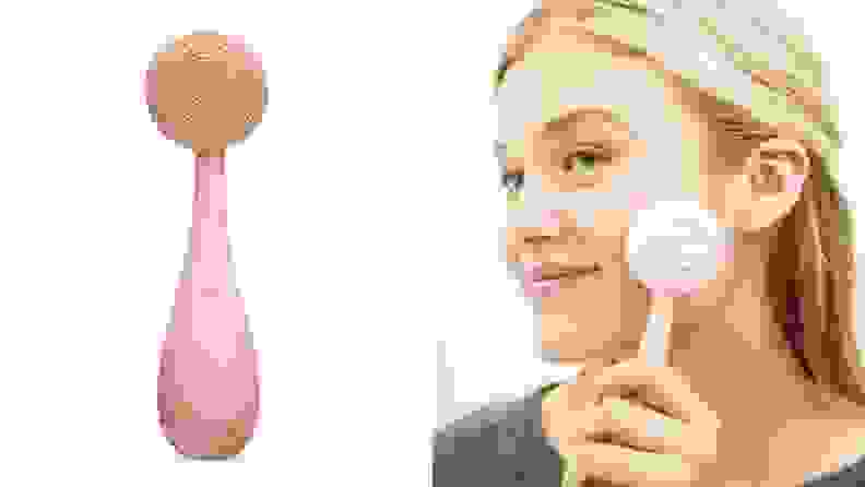 左边是粉红色PMD洁面仪的产品照片。右边，一位女士微笑着使用PMD洁面仪。
