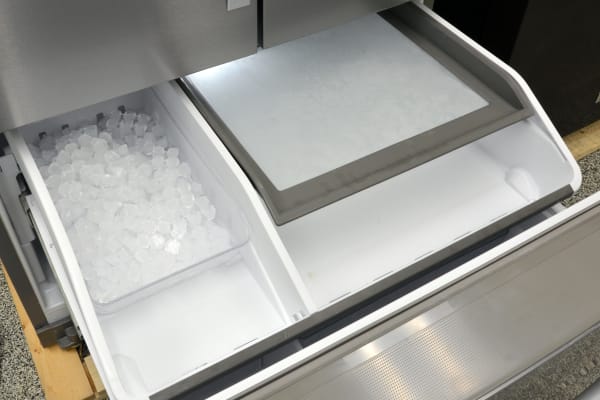在冰箱的上层抽屉里，你有一个用于第二台制冰机的立方体桶，还有一个两层的储藏区，它比一般的冰箱抽屉空间更小，但有助于保持东西的整齐。