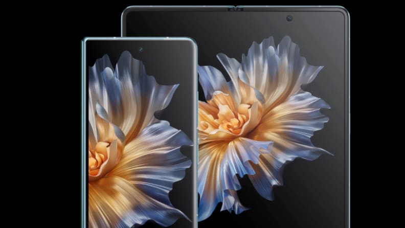 A smartphone from the brand Honor with a foldable display is shown with the screen folded up and unfolded.