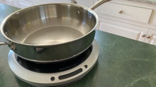 Hestan提示智能烹饪系统的特写镜头，包括一个感应热板和蓝牙启用的5.5夸脱的厨师锅。