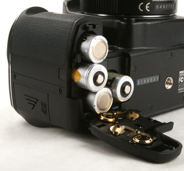 PENTAX-K2000-battery-open.jpg