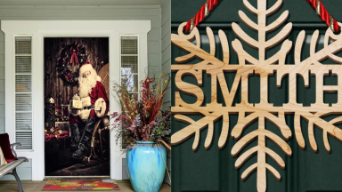 左:圣诞老人壁画门装饰在门廊入口的方式与沙发和盆栽植物。右:圆形木门衣架，有黑白格子蝴蝶结和人造常青树。