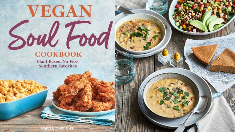 A la izquierda está la portada del libro de cocina Vegan Soul Food.  A la derecha hay una mesa de madera con dos tazones de sopa de maíz, dos rebanadas de pan de maíz y un tazón de ensalada mixta.