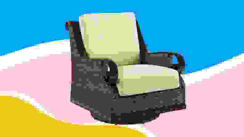 一把米色的户外躺椅，背景色彩丰富。