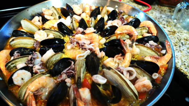 Paella recipe - arrange the seafood