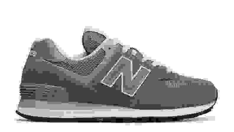 一双New Balance 574运动鞋。