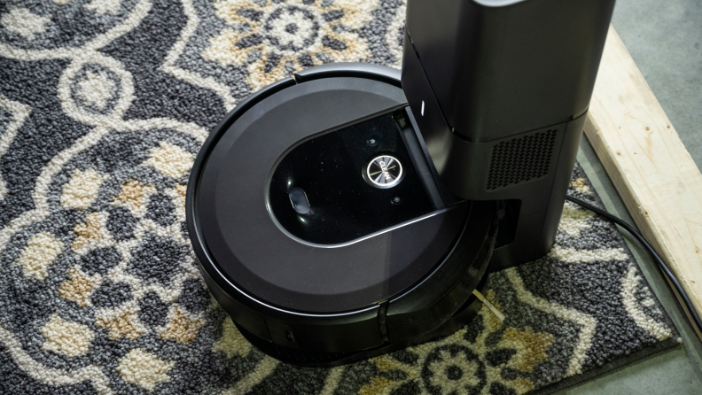 机器人在地毯上吸尘充电