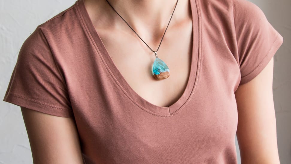 Make your own resin jewelry in 10 easy steps