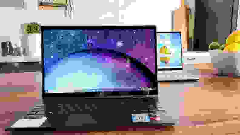 一张惠普Envy x360的照片，显示了它的显示器和键盘。