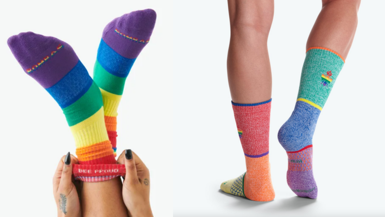 并排的脚穿着彩虹色的Pride袜子。