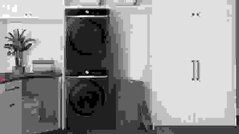 黑色洗衣机-烘干机组合，白色橱柜