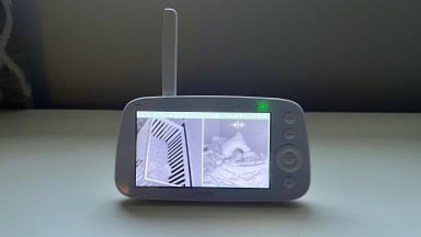 The Vava baby monitor screen showing two toddlers in bed.