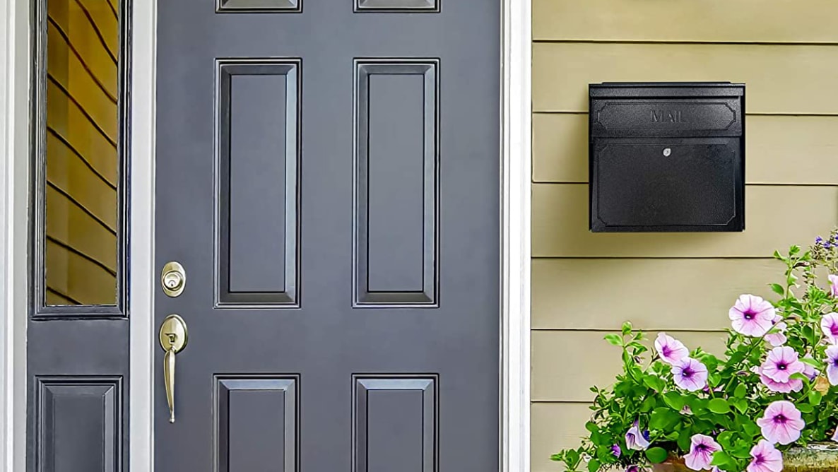 “邮件老板”的邮箱被安装在一户人家门旁的墙上。