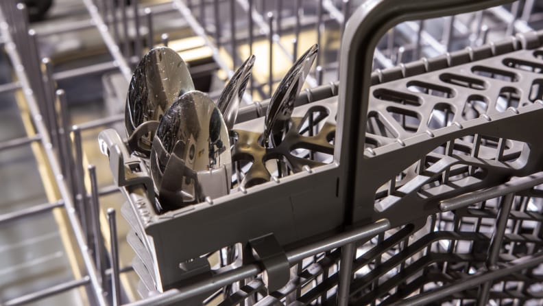 The cutlery basket has a grid that helps to space each utensil so that each surface gets clean