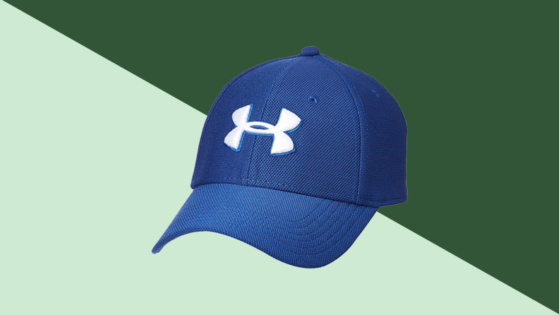 一个图像盔甲下的一个蓝色的球帽。